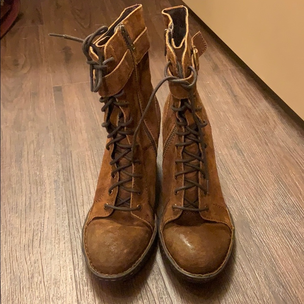 Heeled lace boots